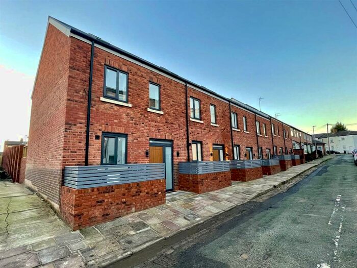 3 Bedroom Town House To Rent In Hatton Street, Macclesfield, SK11