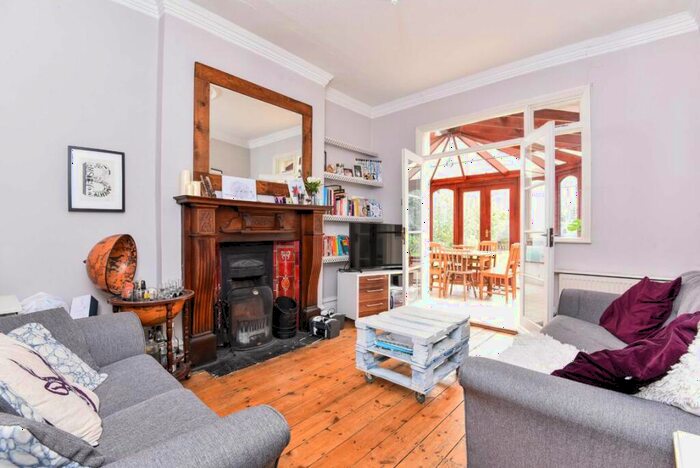 2 Bedroom Flat To Rent In Weir Road, Balham, SW12