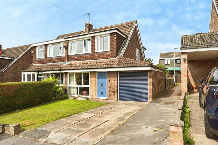 3 Bedroom Semi-Detached House For Sale In Greenlea Road, Yeadon, Leeds, LS19