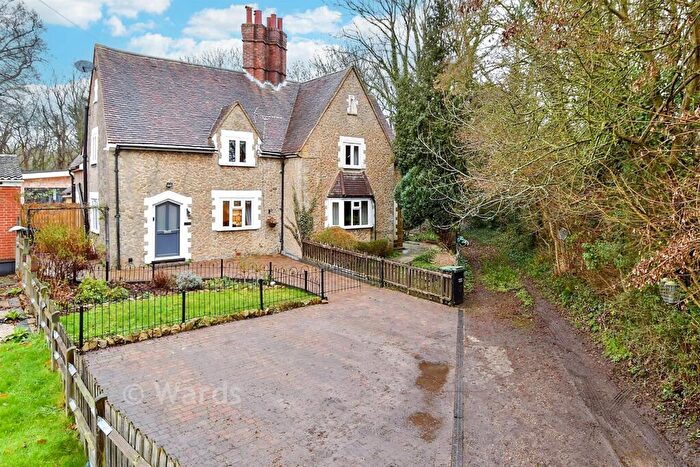 3 Bedroom Semi Detached House For Sale In Birling Road, Leybourne, West Malling, Kent, ME19