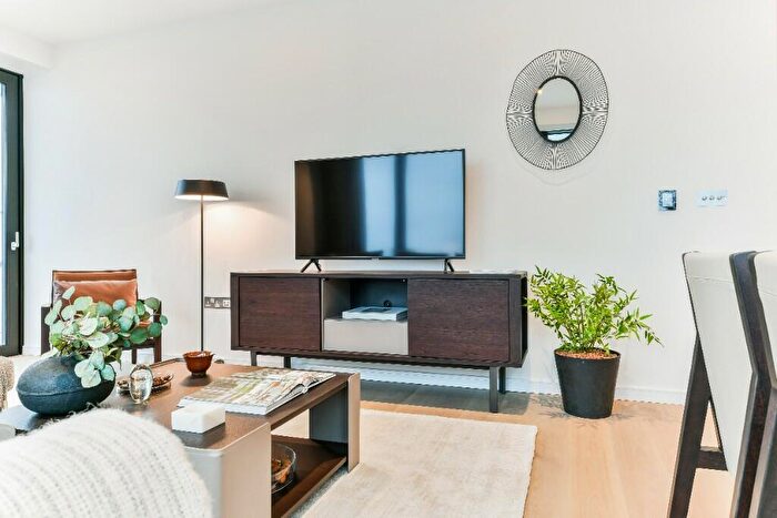 2 Bedroom Apartment To Rent In George Street, London, E14