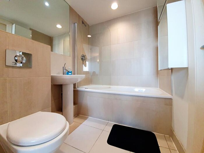 2 Bedroom Apartment To Rent In Bridgewater Place Water Lane Leeds, LS11