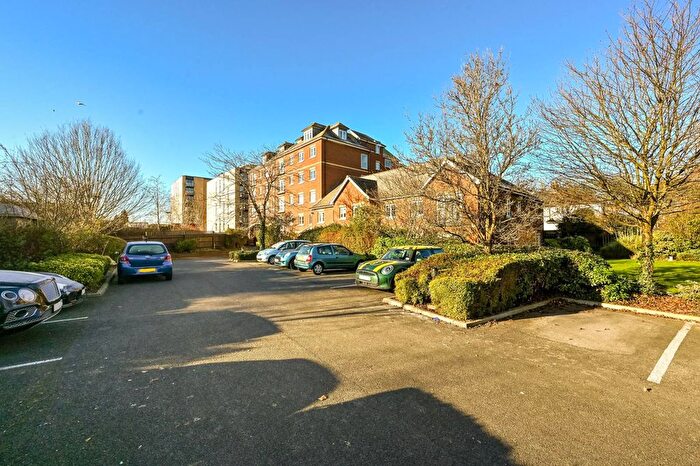 2 Bedroom Flat For Sale In Golden Court, Isleworth, TW7