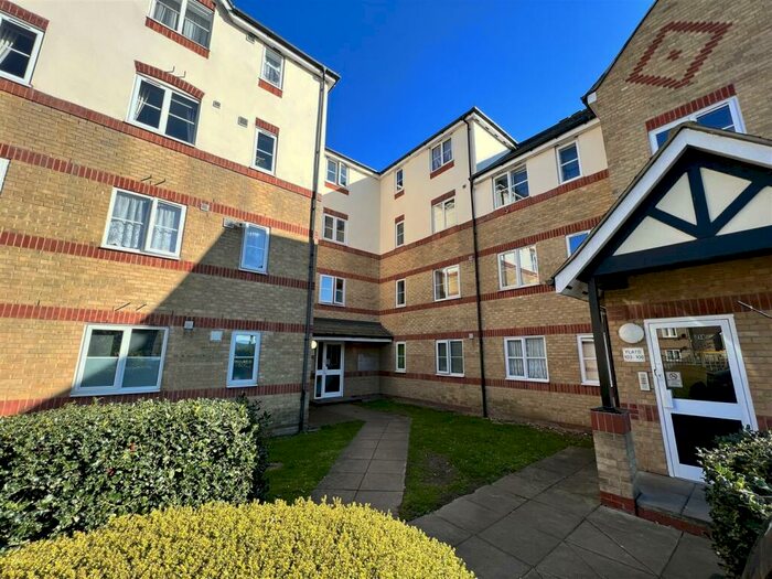 2 Bedroom Flat To Rent In Lewes Close, Argent Street, Grays, RM17
