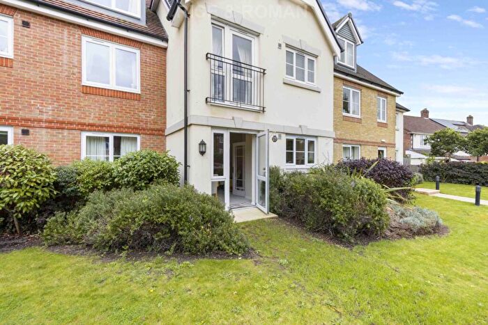 2 Bedroom Apartment To Rent In Kingston Avenue, Leatherhead, KT22