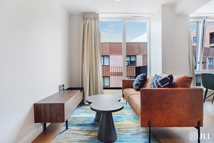 Flat To Rent In Zinc Street Sugar House Island, E15