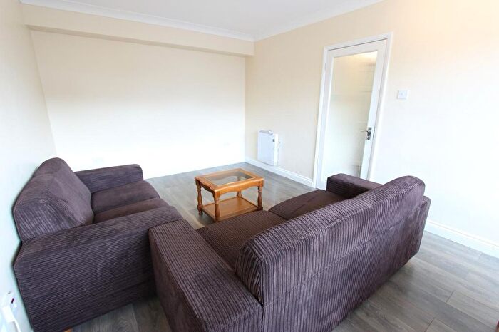 2 Bedroom Flat To Rent In Friern Park, London, N12