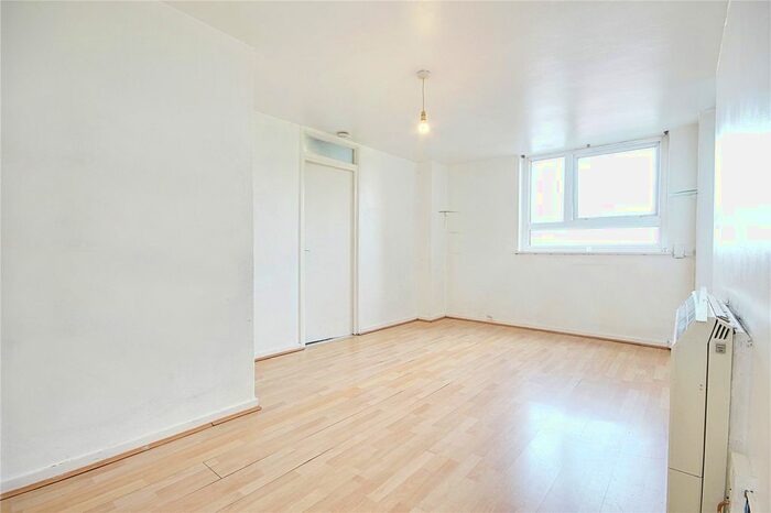 1 Bedroom Flat To Rent In Bonnington House, Ayley Croft, Enfield, Middlesex, EN1