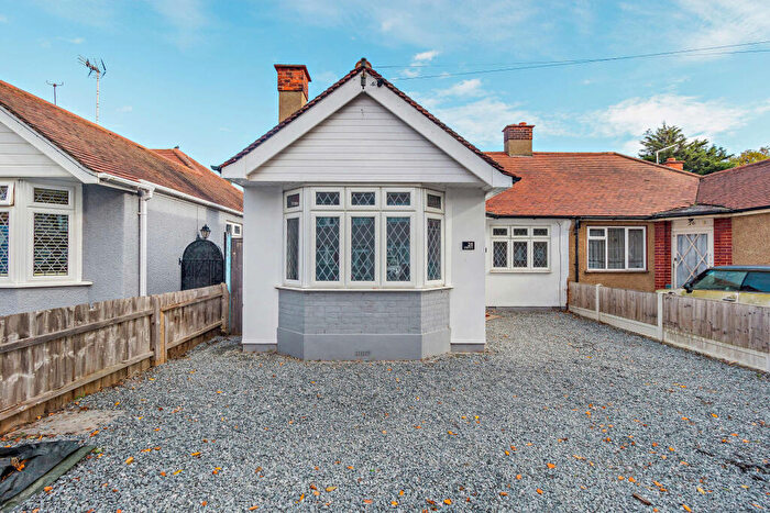 2 Bedroom Semi-Detached Bungalow For Sale In Lyndale Avenue, Southend-on-sea, SS2