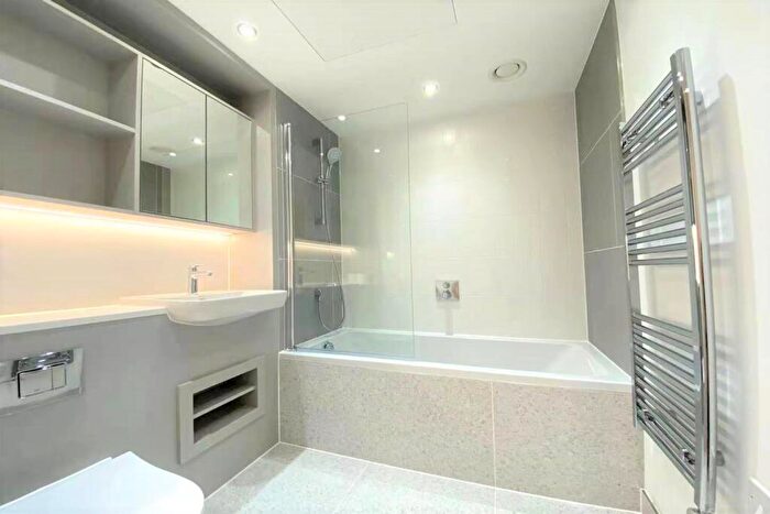 2 Bedroom Apartment To Rent In Duval House, London, SW11