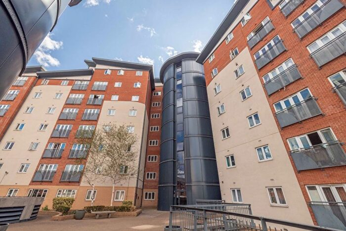 2 Bedroom Flat For Sale In Aspects Court, Slough, SL1