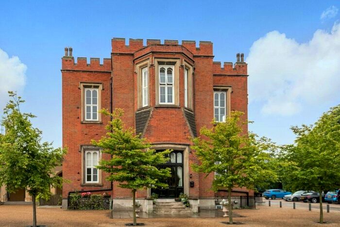 3 Bedroom Flat To Rent In Langhorne Street, London, SE18