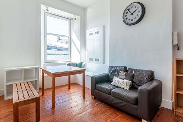 3 Bedroom Flat To Rent In Forrest Road, Edinburgh, EH1