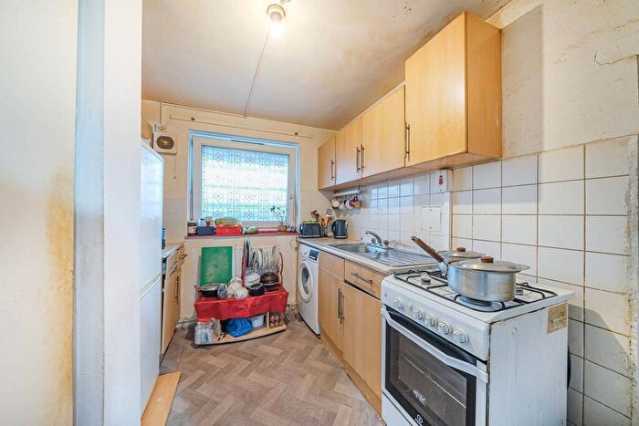 1 Bedroom Flat For Sale In Weatherley Close, Bow, London, E3