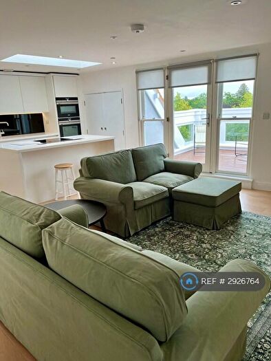 2 Bedroom Flat To Rent In King Georges Walk, Esher, KT10