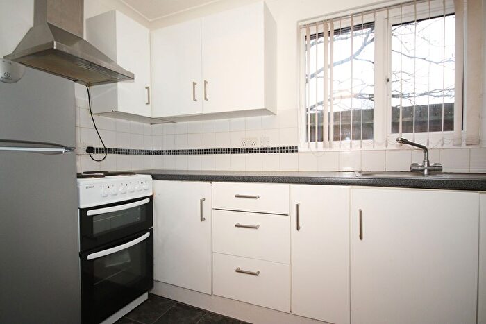 2 Bedroom Flat For Sale In Hallington Close, Horsell, Woking, GU21