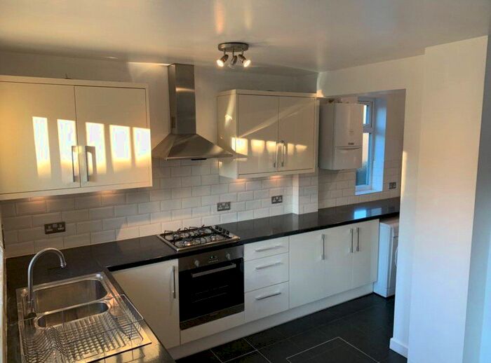 3 Bedroom Detached House To Rent In Tavistock Avenue, Perivale, Greenford, UB6