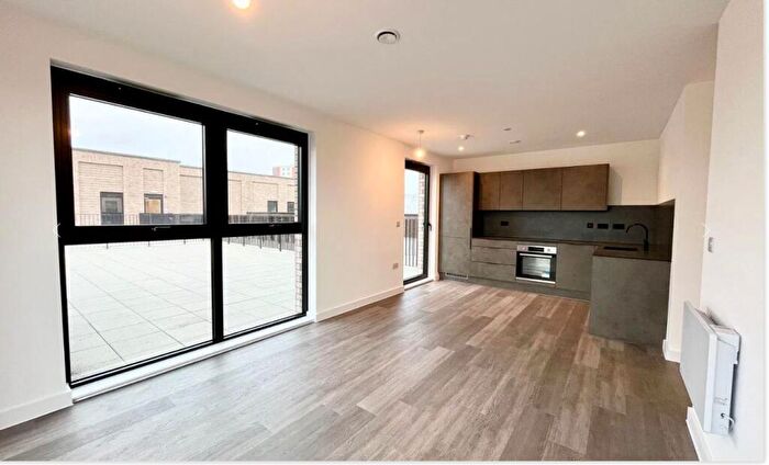 2 Bedroom Apartment To Rent In Berkeley Square, Salford, M5