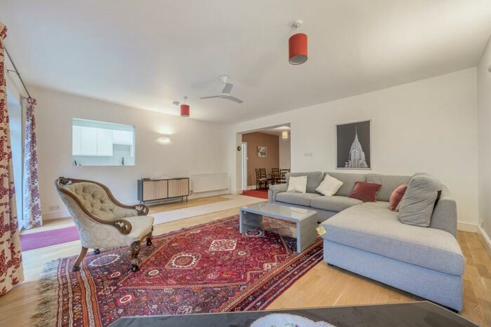 3 Bedroom Bungalow To Rent In Whyteleafe Hill Whyteleafe, CR3