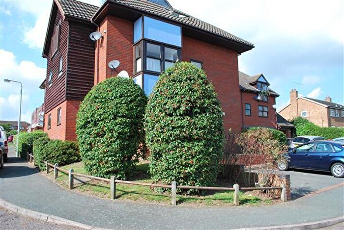 2 Bedroom Flat To Rent In Beatrice Court, Buckhurst Hill, IG9