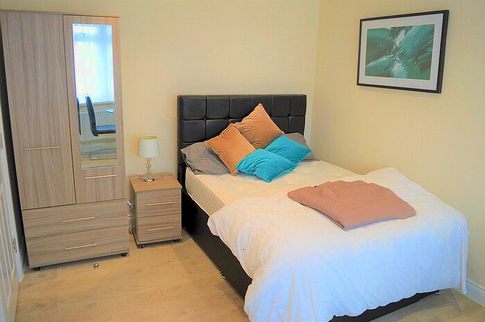 1 Bedroom Studio To Rent In Clifford Avenue, Ilford, IG5