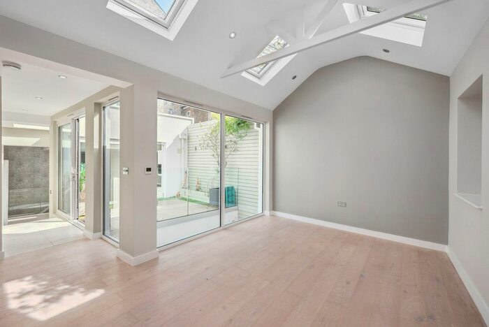 3 Bedroom Flat To Rent In The Broadway, London, SW13