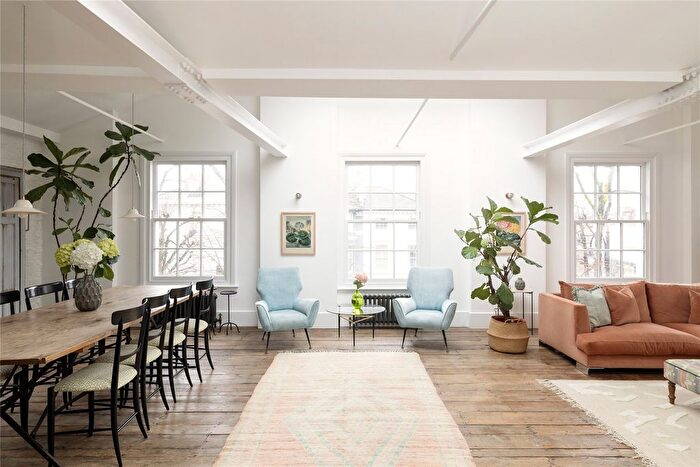 2 Bedroom Flat To Rent In Chepstow Crescent, London, W11