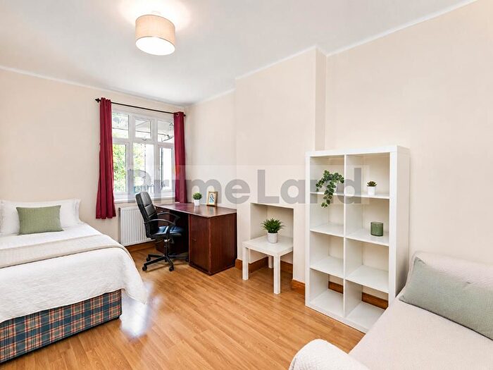 2 Bedroom Flat For Sale In Heneage Street, London, E1