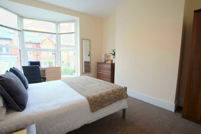 6 Bedroom End Of Terrace House To Rent In West Parade - Student House - /, LN1