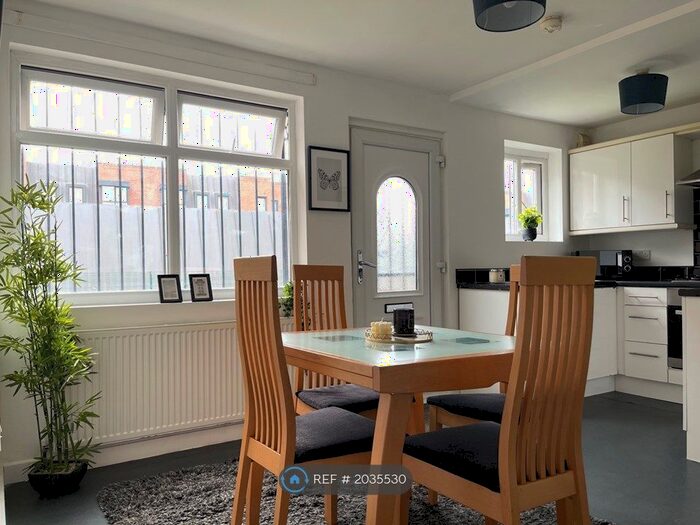 4 Bedroom Terraced House To Rent In Kelso Gardens, Leeds, LS2