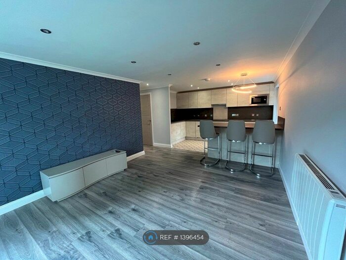 2 Bedroom Flat To Rent In Brentwood Court, Prestwich, Manchester, M25