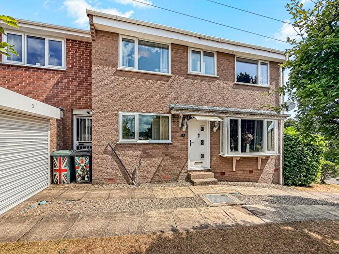 4 Bedroom Detached House For Sale In Lyncroft, Bradford, West Yorkshire, BD2