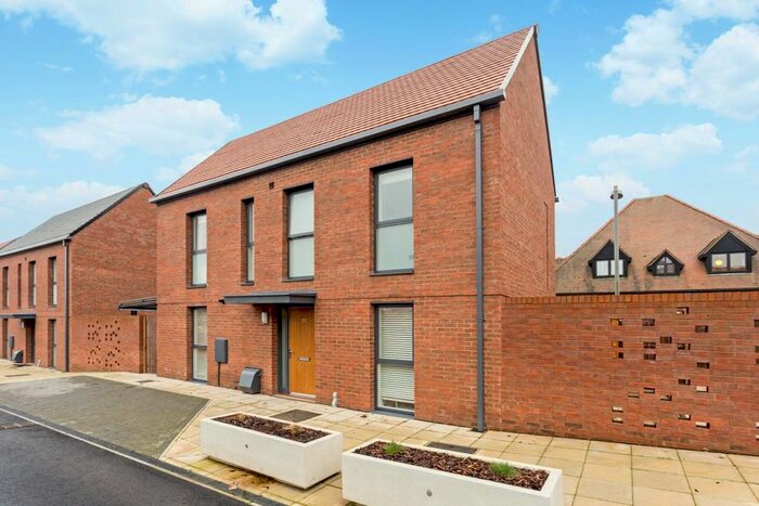 2 Bedroom Detached House To Rent In Gresley Close, Stratford-Upon-Avon, CV37