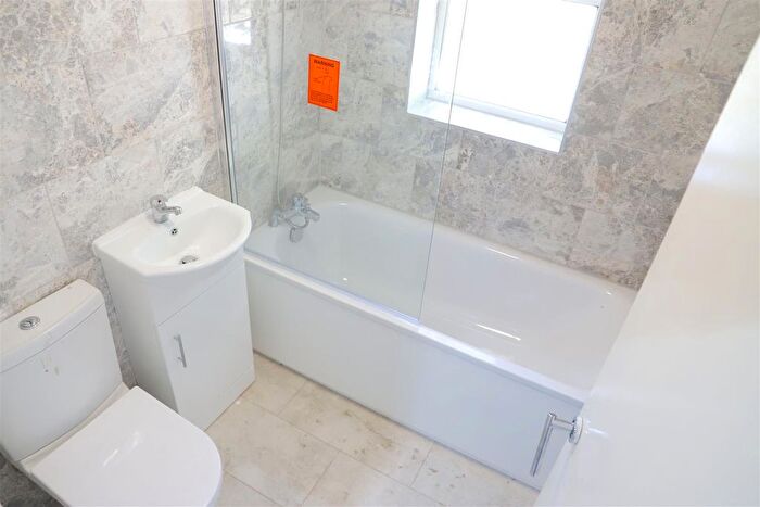1 Bedroom Flat To Rent In Kings Avenue, Hounslow, Middlesex, TW3