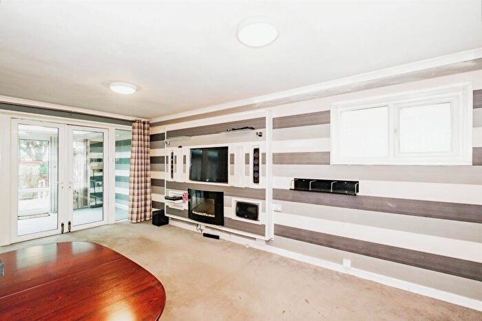 2 Bedroom Bungalow For Sale In Burrell Avenue, Lancing, BN15