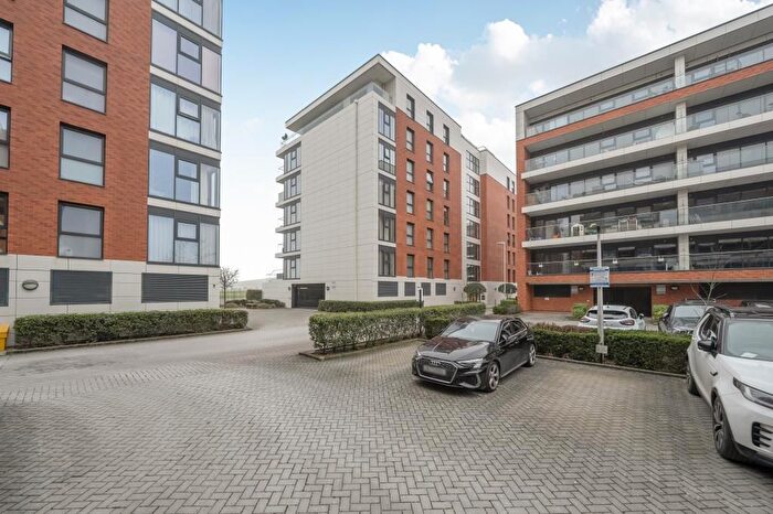 2 Bedroom Flat For Sale In Newbury, Berkshire, RG14