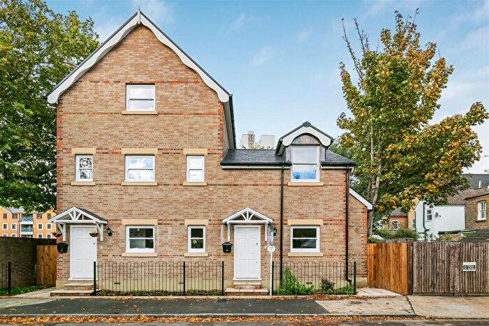 2 Bedroom Semi-Detached House For Sale In Littlefield Close, Kingston Upon Thames, KT1
