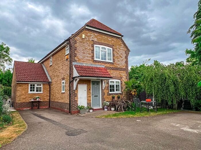 3 Bedroom Detached House For Sale In Lytcott Drive, West Molesey, KT8
