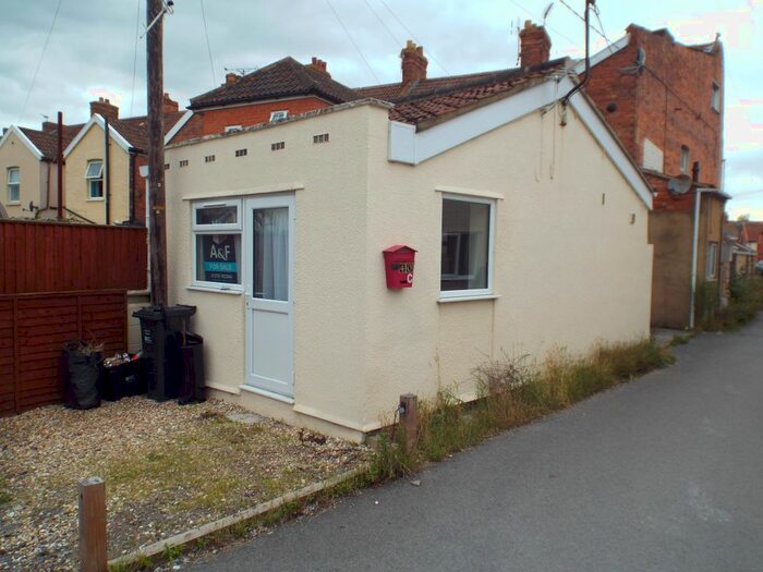 Bungalow To Rent In Highbridge, Somerset, TA9