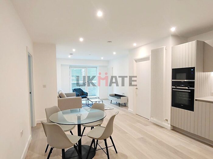 2 Bedroom Flat To Rent In B Western Gateway, E16