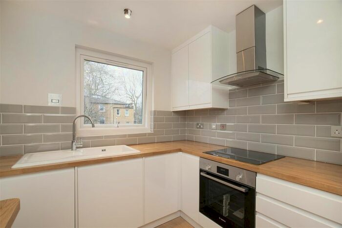 2 Bedroom Flat To Rent In Applegarth Road, Brook Green, London, W14