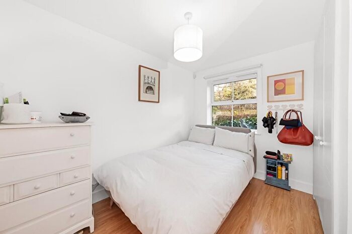 2 Bedroom Flat For Sale In Hayes Grove, London, SE22