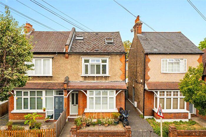 2 Bedroom Flat For Sale In Ellerton Road, Surbiton, KT6