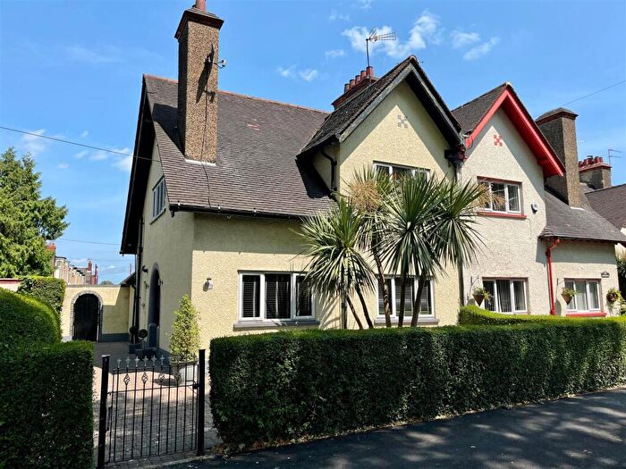 3 Bedroom Semi-Detached House For Sale In Laburnum Avenue, Garden Village, Hull, HU8