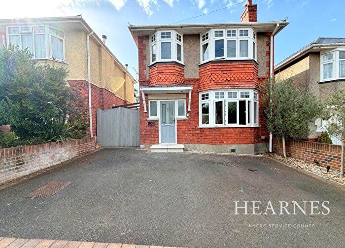 3 Bedroom Detached House For Sale In Redhill Drive, Bournemouth, BH10