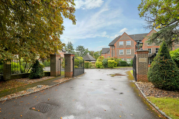 3 Bedroom Apartment To Rent In West Drive, Sonning, Reading, Berkshire, RG4