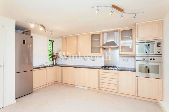 3 Bedroom Flat To Rent In Chandos Way, London, NW11