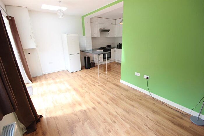 2 Bedroom Flat To Rent In Bittacy Rise, Mill Hill, NW7