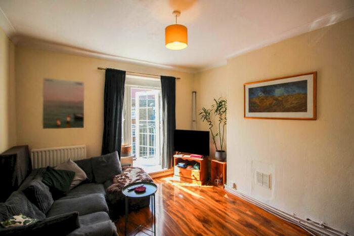 3 Bedroom Flat To Rent In Nuttall Street, London, N1