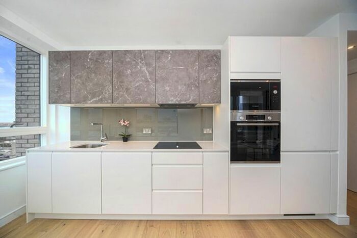 3 Bedroom Flat For Sale In Preston's Road, Canary Wharf, London, E14